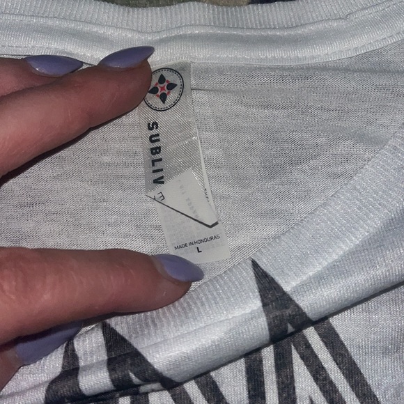 Def Leppard t shirt. Super cute - Picture 2 of 3